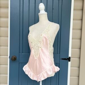 Vintage Samye lace detailing and small floral accents Women Size L